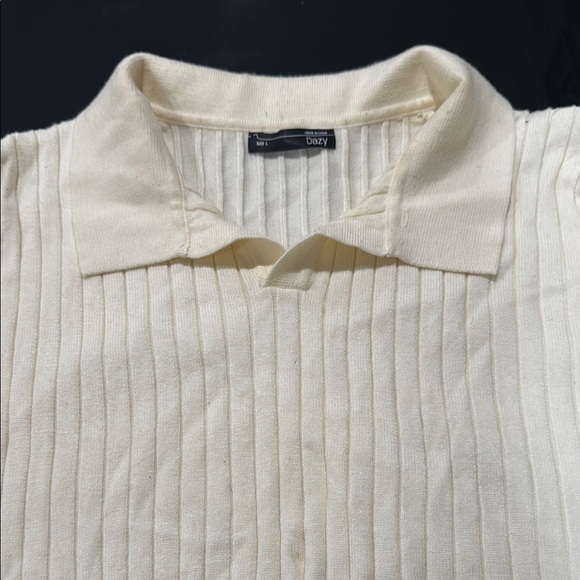 Elegant V-Neck Cream Sweater for Men - Picture 2 of 3